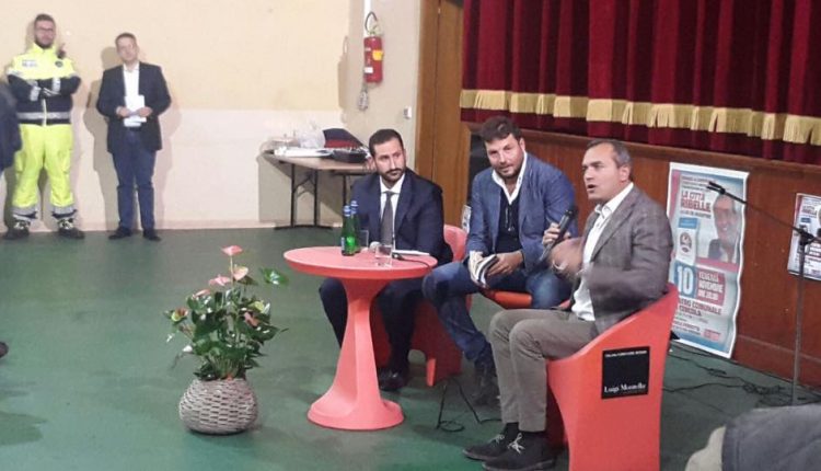 SINDACI A CONFRONTO – Successo per la presentazione del libro di Luigi de Magistris col sindaco di Cercola Vincenzo Fiengo