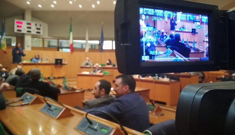 (VIDEO) Consiglio comunale infuocato. Che lite tra il sindaco Cuomo e il consigliere Ruffino che occupa l’aula. Portici dopo il voto: Novità politiche a Destra e a Sinistra