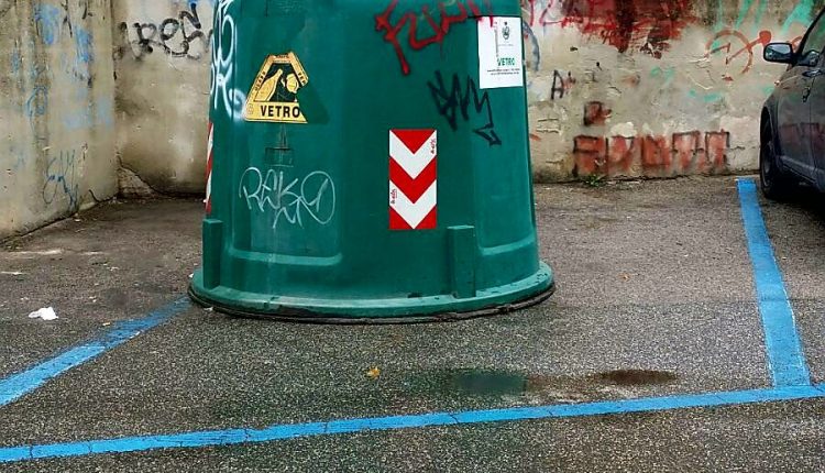 A San Giorgio a Cremano, le campane dei rifiuti non pagano (ma occupano) la sosta