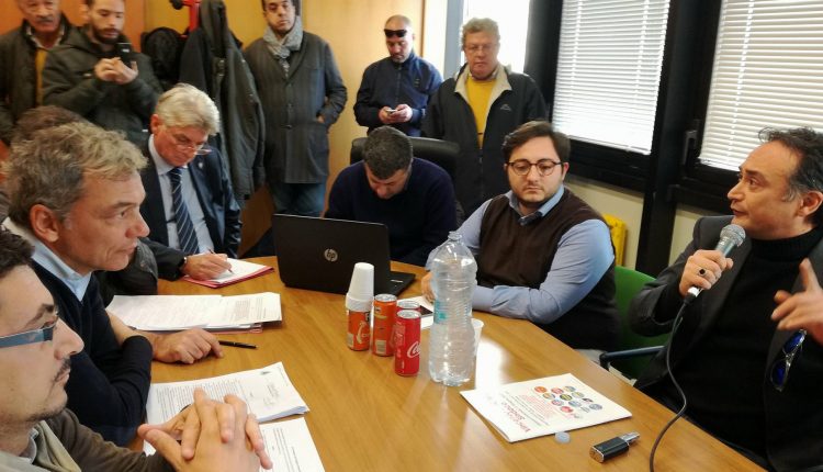 Portici – “Cuomo, dopo il valzer dimissioni e del vitalizio, crede di essere diventato un piccolo De Luca”. L’on. Arturo Scotto (MdP) attacca il sindaco alla conferenza stampa delle opposizioni. Pronto un esposto al prefetto: “Scelte al limite della regolarità”