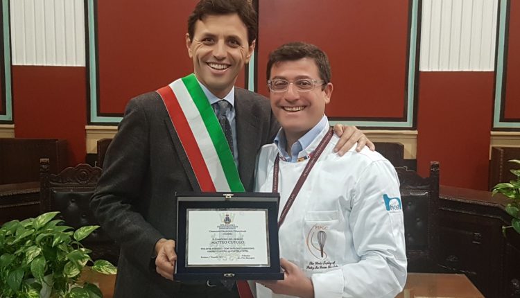 Ercolano: premiato nell’Aula consiliare il pasticciere Matteo Cutolo dal Sindaco Bonajuto