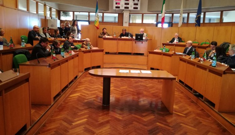 Portici – Il consiglio comunale “approva” l’atto sul locale chiuso per Camorra e mai più riaperto. “Un atto complesso ma di fiducia contro la Criminalità organizzata”