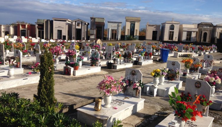RICEVIAMO E PUBBLICHIAMO – L’ennesima protesta per la gestione delle “luci” al Cimitero di Pollena Trocchia. Che cade a pezzi