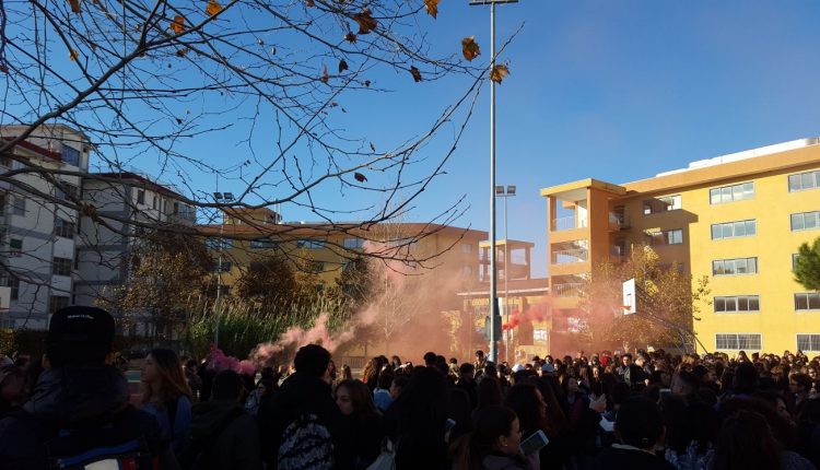 Portici – Studentessa del Flacco sospesa per post critico su Facebook. Il botta e risposta tra studenti, genitori e Preside