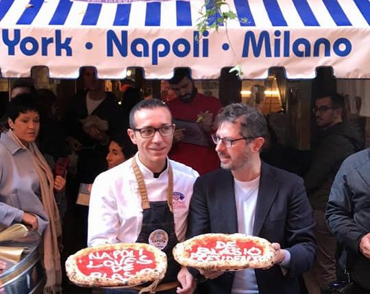 Pizze a portafoglio gratis e due pizze speciali “Napoli Loves De Blasio” e De Blasio President”. Così Napoli ha festeggiato la rielezione di Bill De Blasio a sindaco di New York.