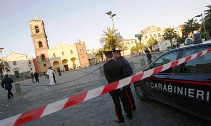 Donna ferita sul balcone di casa a Ercolano, l’ipotesi del proiettile vagante. Il sindaco Bonajuto: “fatto gravissimo”