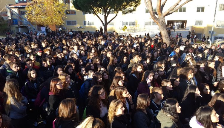 (Video) Portici – Il liceo Quinto Orazio Flacco manifesta riguardo il provvedimento preso nei confronti della studentessa sospesa