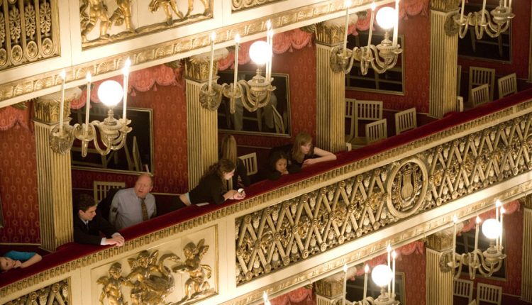 In occasione dell’anniversario della nascita del Teatro San Carlo, sabato 4 novembre 2017 verrà presentata alle ore 20,00 la prima esecuzione moderna dell’opera “L’Olimpiade” di Leonardo Leo