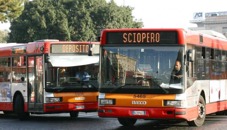 Sciopero dei trasporti: venerdì nero a Napoli e in Provincia