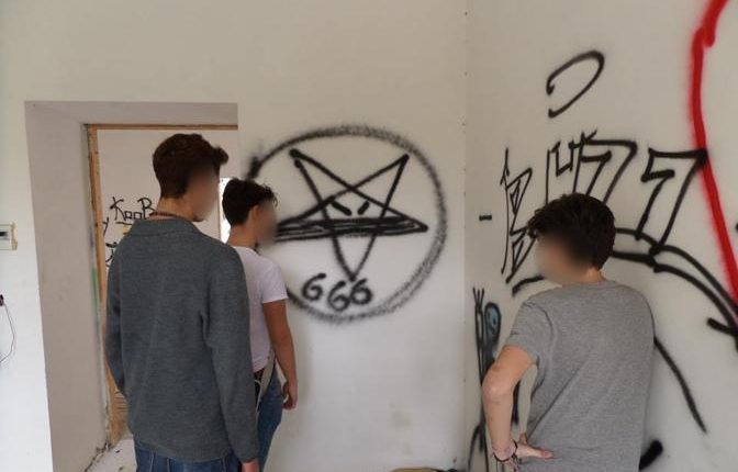 Messe nere e riti satanici: profanata la chiesa dell’ospedale a Torre del Greco