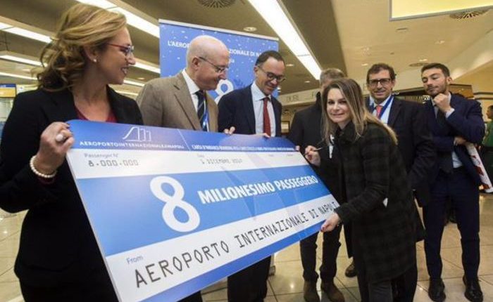 IL RECORD DEI CIELI –  Aeroporto Napoli, 8 milioni passeggeri: festa e biglietto premio a Capodichino, che chiuderà 2017 a +25%