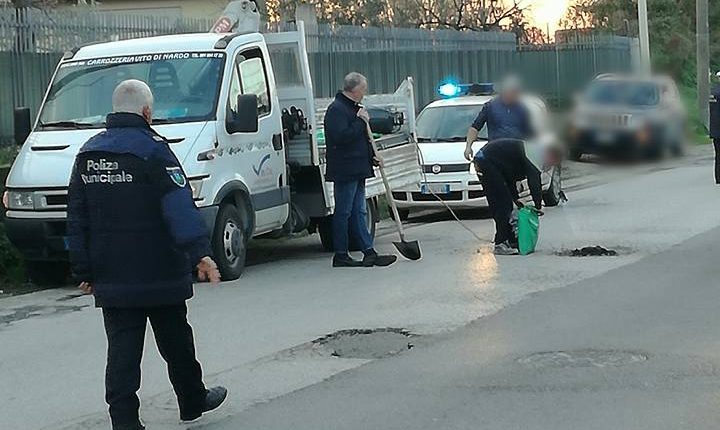 EMERGENZA STRADE A SOMMA VESUVIANA – Dopo le piogge, gli interventi tampone dell’amministrazione. “Qui in via Traversa Seggiari siamo abbandonati da anni” l’appello dei residenti