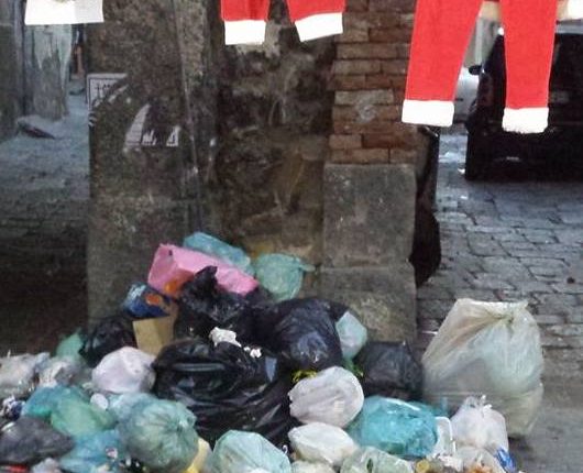 Anche Babbo Natale a Ercolano finisce tra i rifiuti: gli appelli dei cittadini per la città sporca