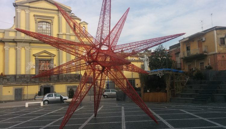 LUMINARIE NATALIZIE, COMPLETATA L’INSTALLAZIONE ADDOBBI TRIDIMENSIONALI IN PIAZZE E SPAZI PUBBLICI DEL PAESE