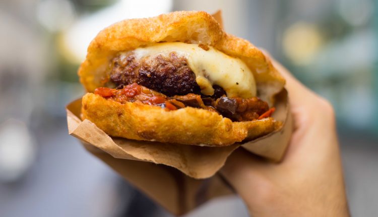 Ecco “Tondo napoletano”, il primo panino fritto con hamburger nato dall’incontro tra una stella della pizza emergente e il macellaio 3.0