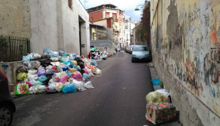 Ercolano invasa dai rifiuti: le foto corrono online