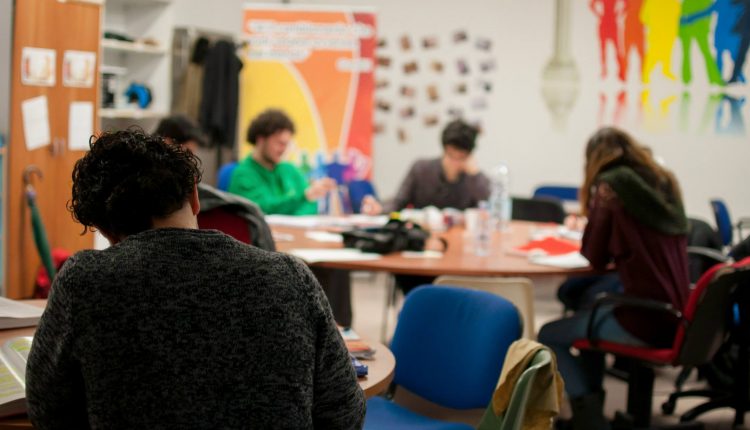 FIRME PER LA BIBLIOTECA – A Ercolano i ragazzi del Forum Giovani raccolgono le firme per prolungare gli orari della biblioteca G. Bonajuto