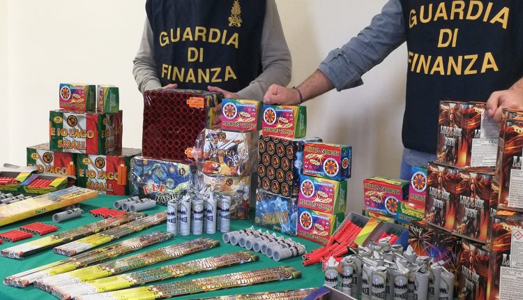 I BOTTI ILLEGALI – Sequestrate oltre 2,6 tonnellate fuochi d’artificio in provincia di Napoli, oltre 100 chili in pieno centro a San Gennaro Vesuviano