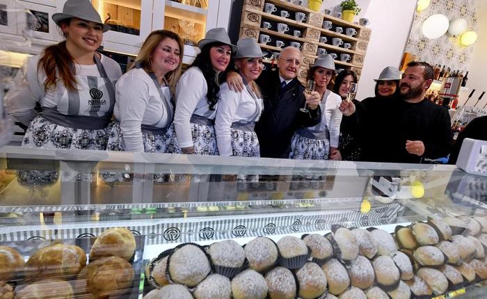 La Pasticceria Poppella raddoppia, festa alla Sanità dopo l’attentato al “re del fiocco di neve”