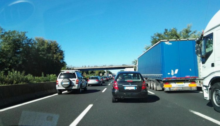 Schianto tra quattro auto sulla A1 in direzione Napoli: un morto