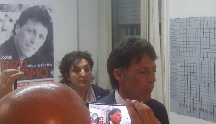 BUFERA POLITICA A PORTICI – Con un provvedimento dirigenziale sindaco, asessori e consiglieri “si aumentano” lo stipendio. Cuomo: “Non ne sapevo niente”. Mazzone: “Ritira il provvedimento”