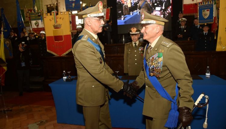 ESERCITO: cambio al vertice del COMFOPSUD, Il Generale di Corpo d’Armata Luigi Francesco De Leverano lascia la guida del Comando Forze Operative Sud al parigrado Rosario Castellano.