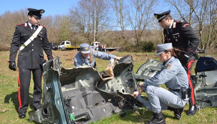 Furti e riciclaggio di auto, 15 arresti a Napoli e Provincia