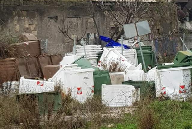 In via Gramsci a San Giorgio a Cremano il “cimitero” dei bidoncini per la differenziata