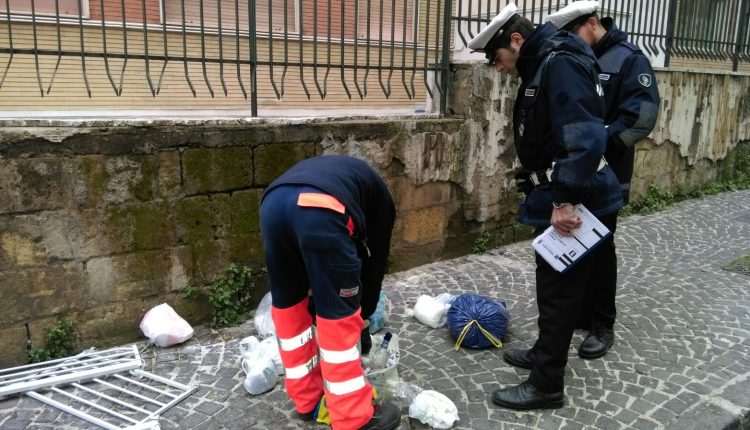 CONTRO IL SACCHETTO SELVAGGIO – COntinua a Portici la serrata contro i trasgressori e il video “del sacchetto” corre sul web