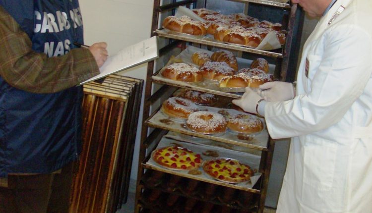 Maxi sequestro di dolci: 400 chili di pasticcini senza rintracciabilità