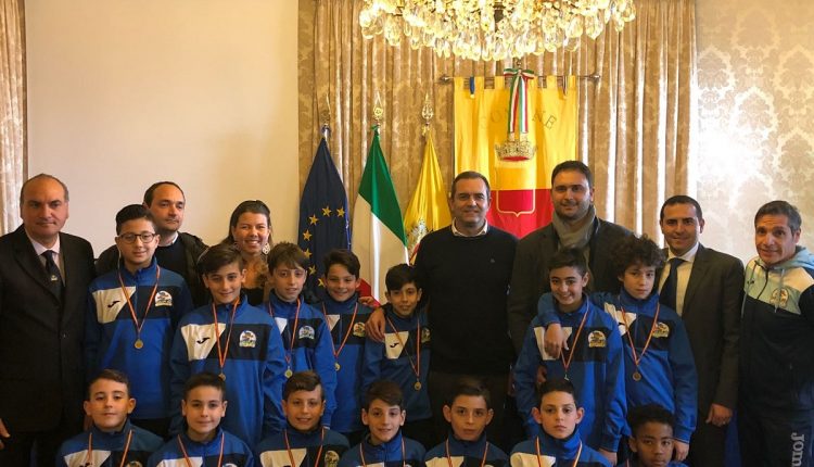 UNIVERSAL YOUTH CUP: ASD MICRI unica squadra napoletana al torneo  I giovani calciatori incontrano il sindaco di Napoli De Magistris e l’Ass. Clemente