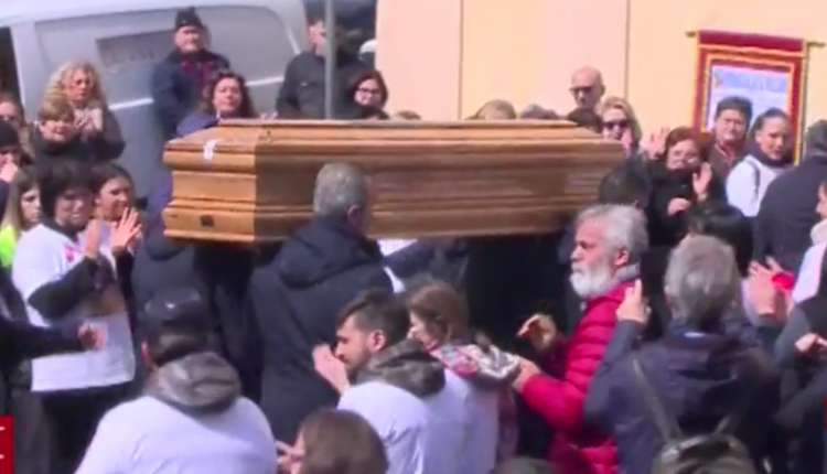 Donne e giovani al funerale di Imma: “Restaerai nei nostri cuori”. Oggi pomeriggi i funerali dell’assassino