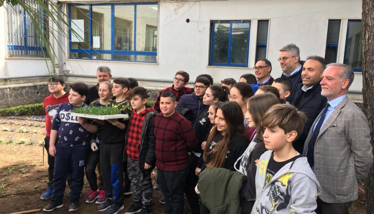 A San Giorgio a Cremano, la biodiversità agraria entra a scuola: inaugurato il primo orto didattico  con l’indennità del presidente del consiglio comunale 