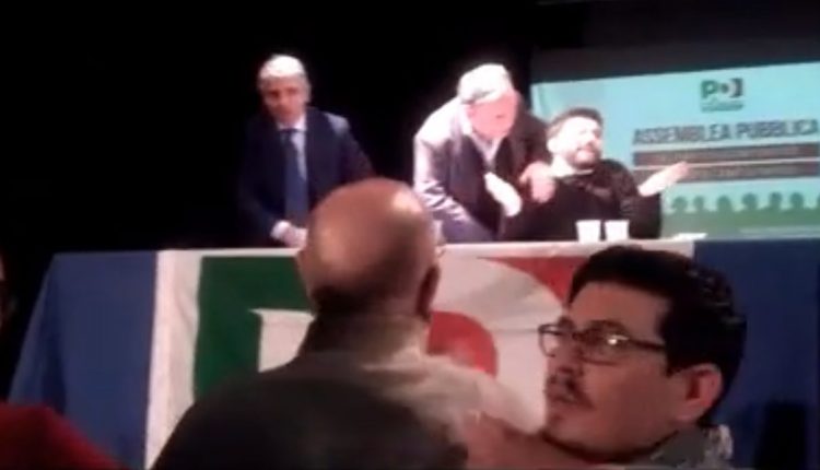 L’assemblea del Pd Napoli finisce in rissa: interviene la polizia
