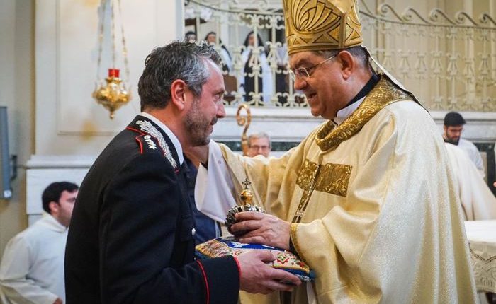I Carabinieri restituiscono la corona rubata nel 2016 nella chiesa Santi Giovanni e Teresa di Napolial Cardinale Sepe