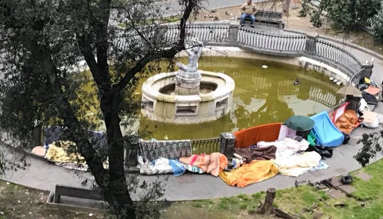 Emergenza clochard in piazza Cavour. Verdi. Situazione indegna di un Paese civile. Serve azione straordinaria che combatta anche i parcheggiatori abusivi