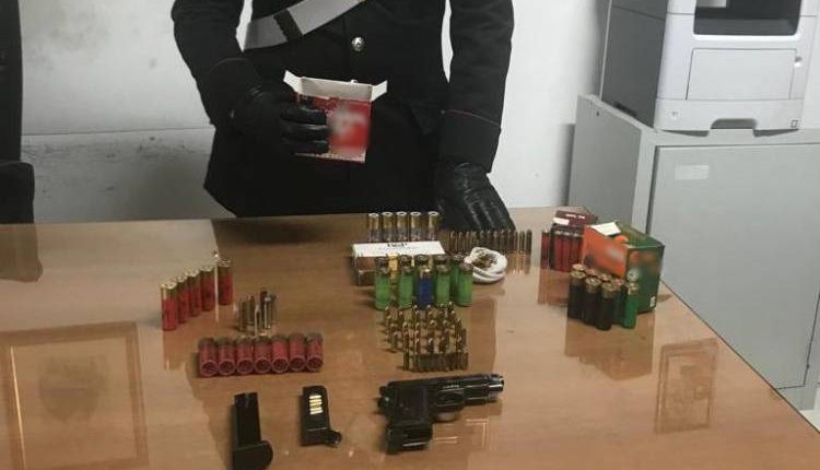 L’intervento dei carabinieri a Poggiomarino: arma e munizioni nel furgone, arrestato  un commerciante
