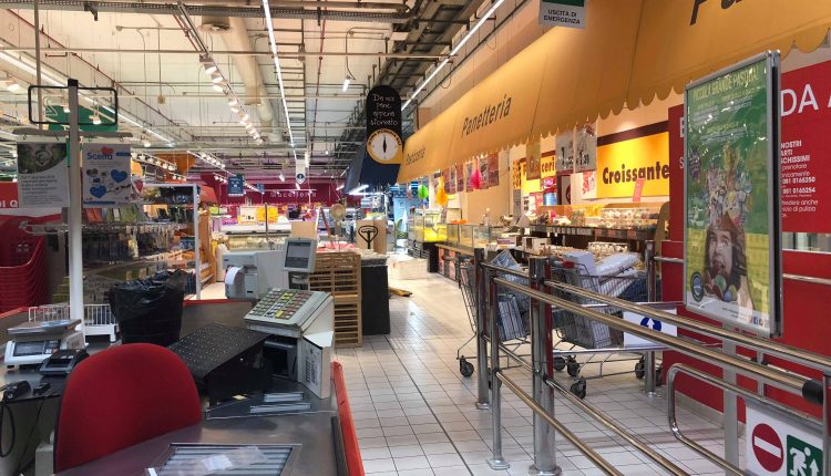 Vertenza Auchan di via Argine, rinviato l’incontro in Regione. Malumore dei dipendenti
