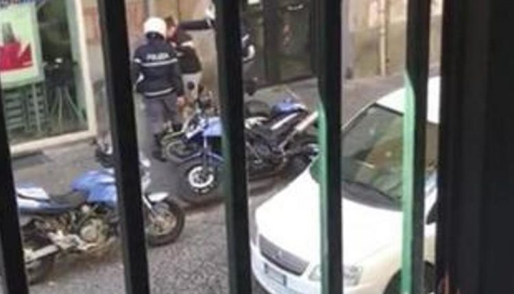 Il pestaggio del fattorino – La Procura apre in fascicolo contro i poliziotti violenti ripresi nel video