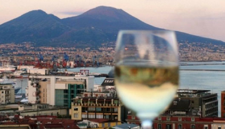 Ecco Wine&Thecity la rassegna che dal 3 al 25 maggio 2018 mette in rete cento luoghi di Napoli in nome dell’ebbrezza creativa e di una nuova cultura del vino