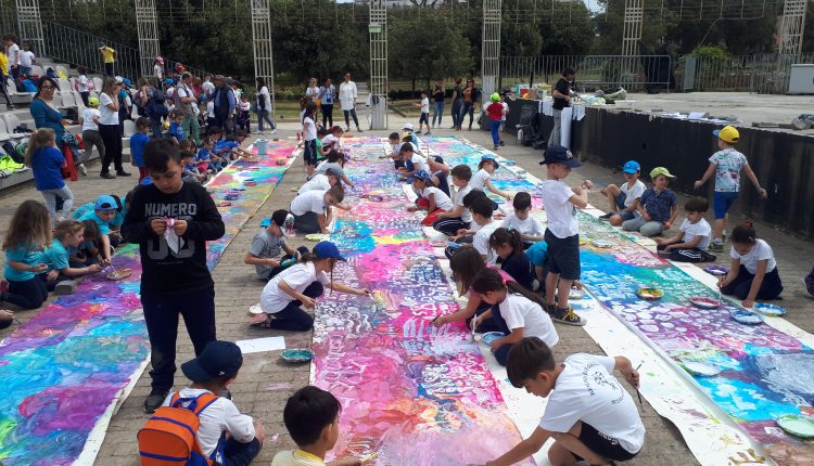Giorno Del Gioco 2018, aperta la XIII edizione: Centinaia di bambini realizzano un’enorme pittura collettiva a San Giorgio a Cremano