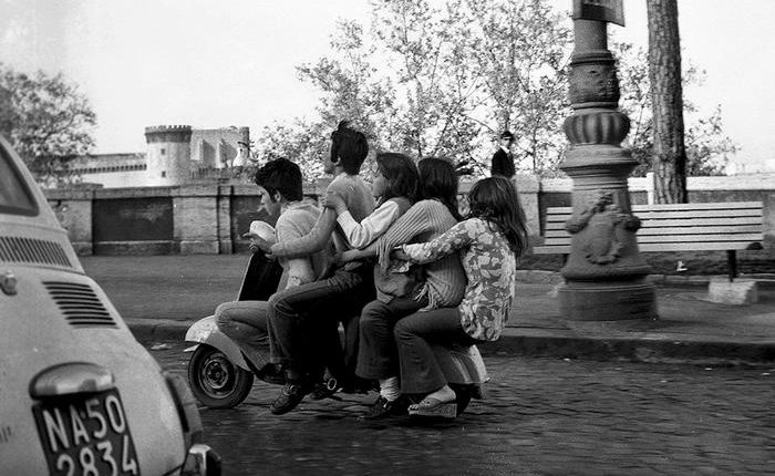 Fotografia: trasporti a Napoli 50 anni fa. Al Kestè le immagini dell’archivio Carbone 