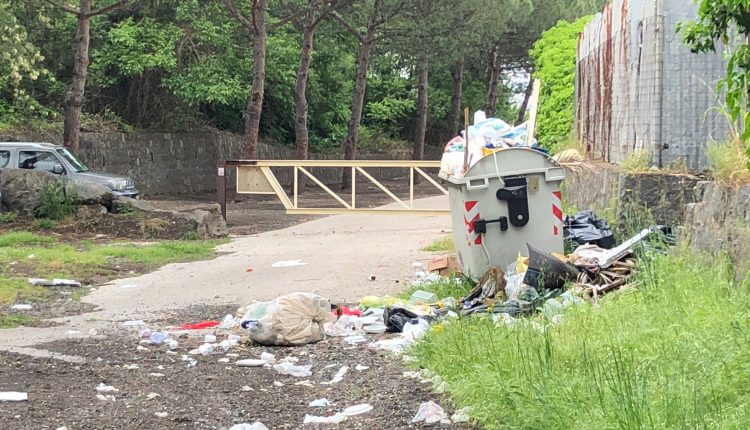 MUNNEZZA AL VESUVIO – I Conetti Vulcanici di Pollena Trocchia invasi dai rifiuti