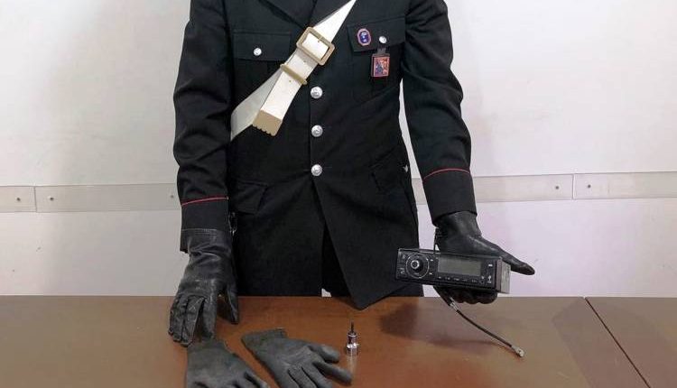 A Ercolano, rubano stereo da un’auto in sosta. Presi dai carabinieri, lei era evasa dai domiciliari