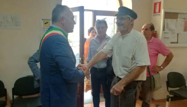 A Somma Vesuviana, il sindaco Di Sarno e l’amministrazione ricevono in Comune il celebre economista francese Serge Latouche