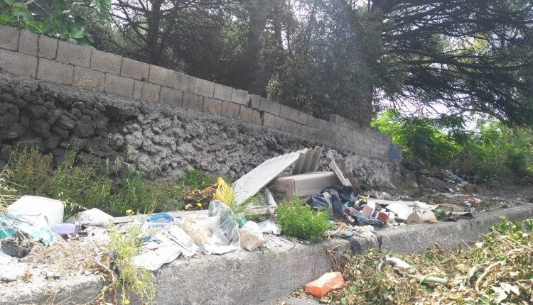 Tra Ercolano e Torre del Greco è ancora Terra dei Fuochi: cumuli di amianto a Via Monti di Resina