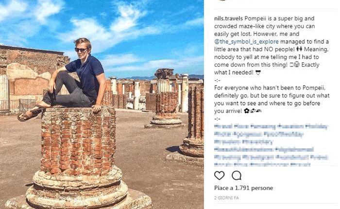 Il record dei siti archeologici vesuviani: ventimila turisti a Pompei, bene Ercolano. Crea sdegno la foto di un turista francese seduto su una colonna a Pompei