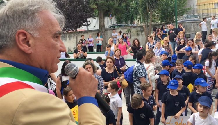 A SANT’ANASTASIA, STUDENTI RAGGIANTI PER LA CONSEGNA DEL PLESSO LIGUORI