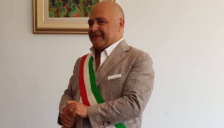 Le precisazioni del sindaco di Pollena Trocchia Carlo Esposito dopo le foto del compattatore con carta e altri rifiuti