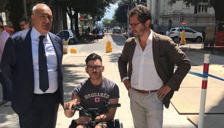 Cardarelli off limits per i disabili. Borrelli accompagna un ragazzo diversamente abile per verificare le difficoltà ad accedere e muoversi nell’ospedale napoletano.